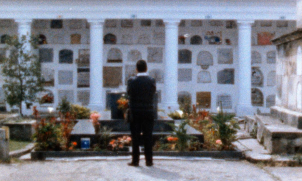 Película Pirotecnia hombre en cementerio