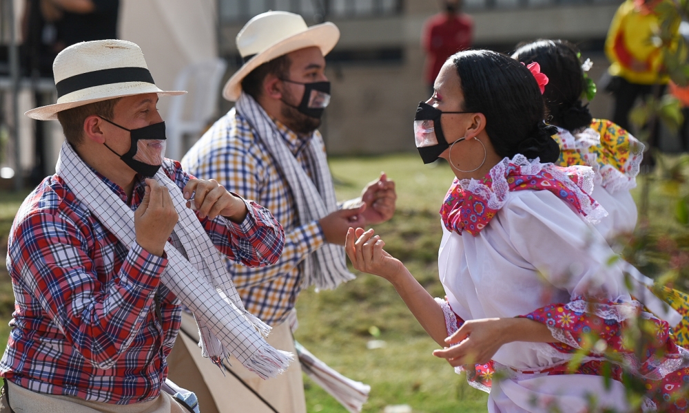 La Hora Feliz de la Cultura y el Deporte Personas bailando al aire libre