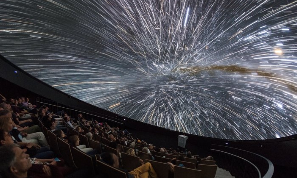 Planetario y estrellas Imagen en un fulldome español
