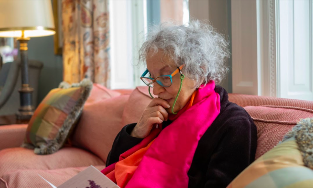 señora leyendo 