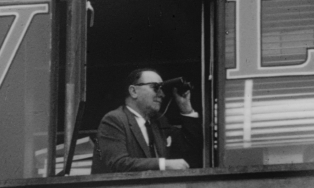 Película Ventanas de Salcedo hombre mirando por binoculares