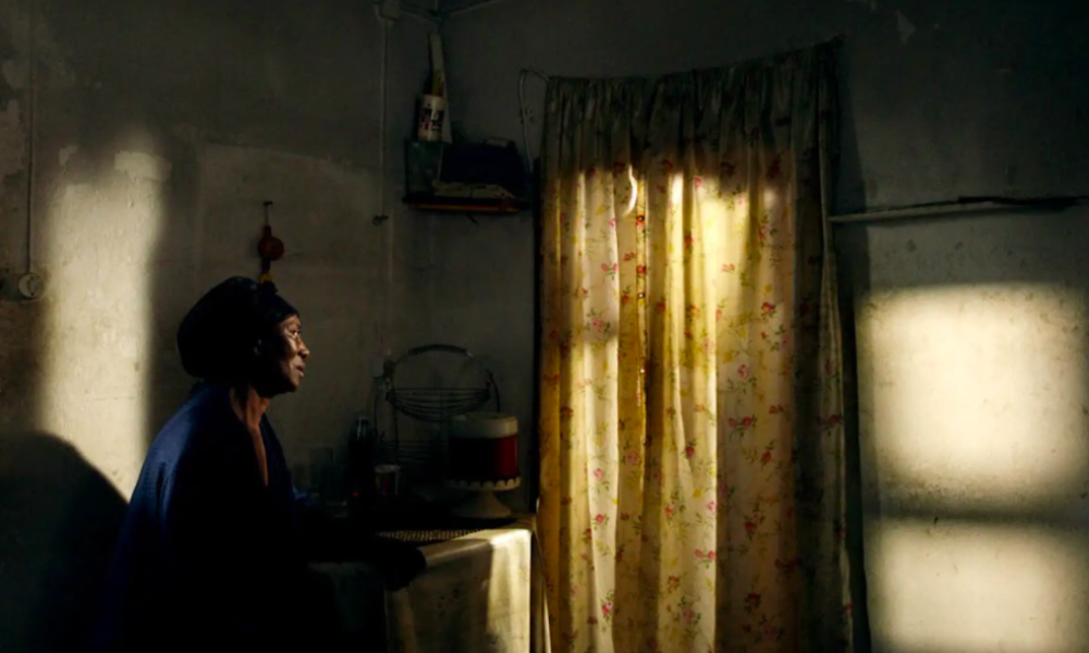 Película Vitalina Varela mujer afro mirando hacia una ventana