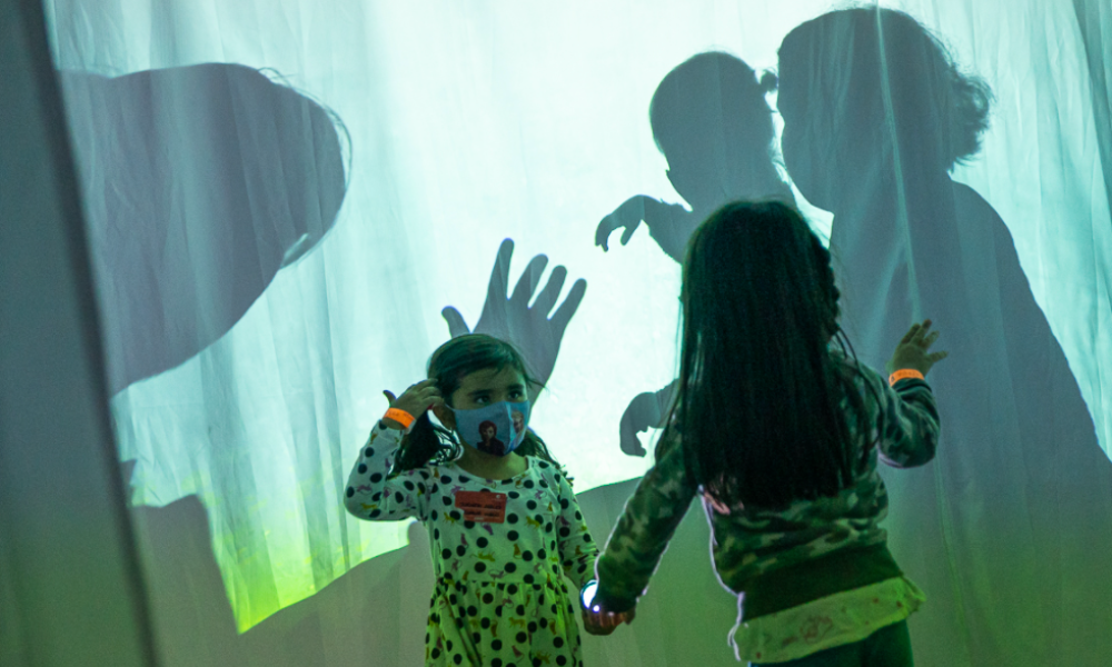 niños jugando con sombras 