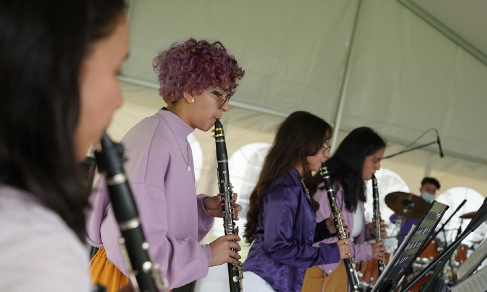 Mujer joven tocando el clarinete