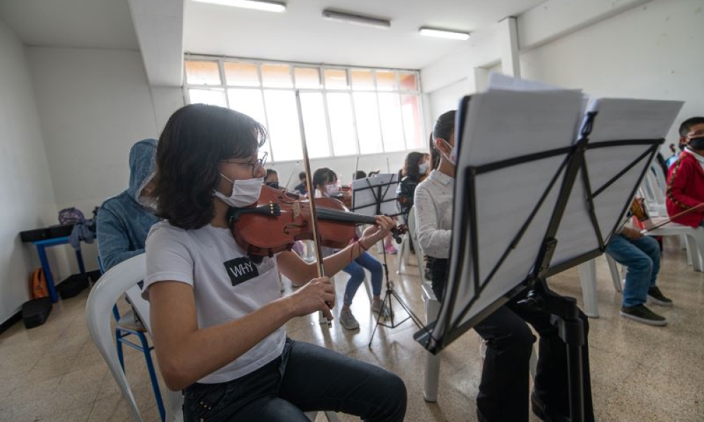 Fotografía: Mathew Valbuena. Niño tocando el violín. Fotografía: Mathew Valbuena.