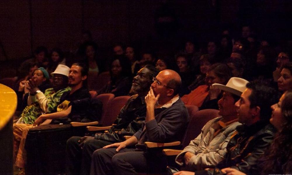Fotografía: Claudia Palacios. Ciudadanos reunidos en una sala viendo una presentación.