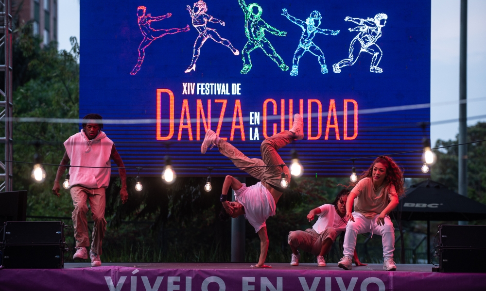 Hasta el martes 9 de noviembre, bailes públicos que invitan a las personas a vivir la experiencia de la danza en las calles de Bogotá en el XIV Festival Danza en la Ciudad. Hasta el martes 9 de noviembre, bailes públicos que invitan a las personas a vivir la experiencia de la danza en las calles de Bogotá en el XIV Festival Danza en la Ciudad.