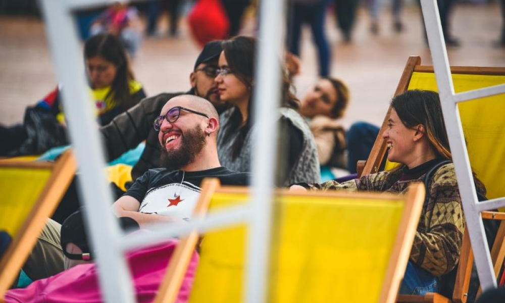 Fotografía: Mathew Valbuena. Ciudadanos sonriendo en un evento público del Idartes.