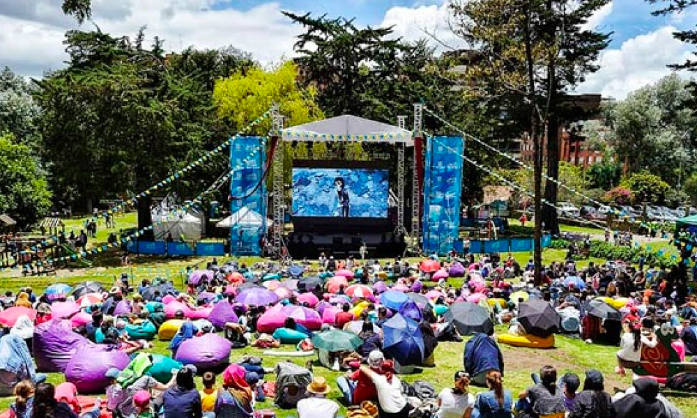 cinemateca al Parque personas sentadas en un parque viendo cine