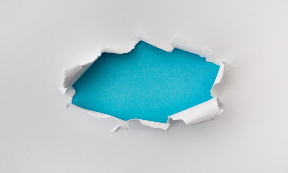 Papel rasgado, fondo azul. Foto: denamorado / Freepick. Papel rasgado, fondo azul. Foto: denamorado / Freepick.