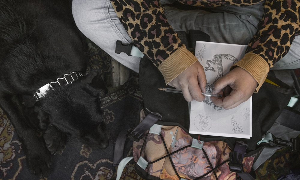 Perro junto a mujer en un taller del Festival de las Artes Valientes. Foto: Clara Moreno / Idartes. Perro junto a mujer en un taller del Festival de las Artes Valientes. Foto: Clara Moreno / Idartes.