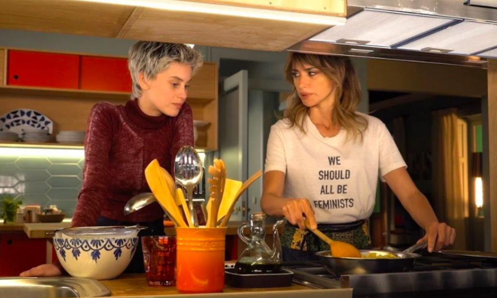 Madres paralelas Dos mujeres hablando en la cocina