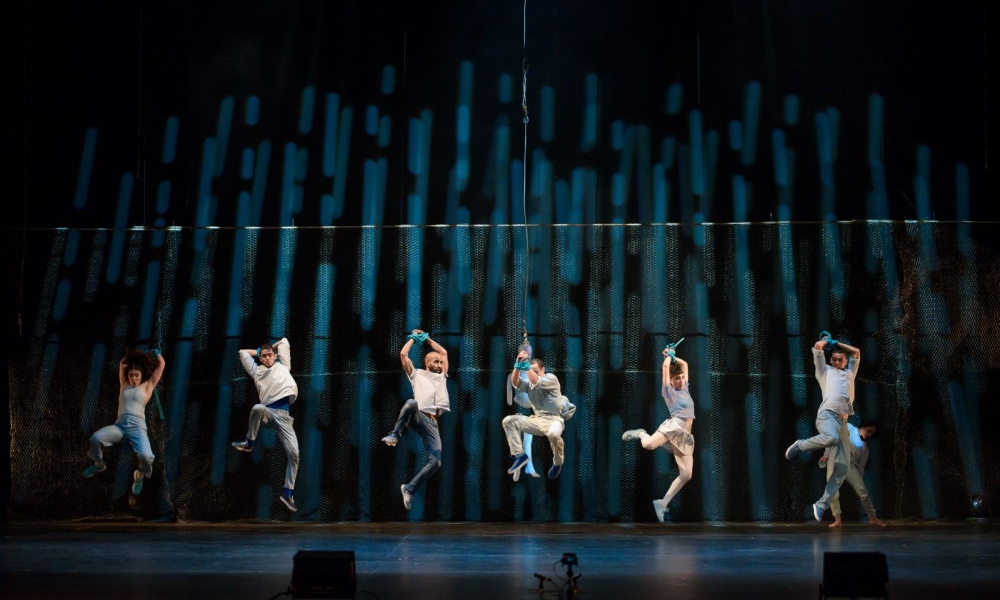 Seis bailarines en escena durante la obra Dinamov Seis bailarines en escena durante la obra Dinamov