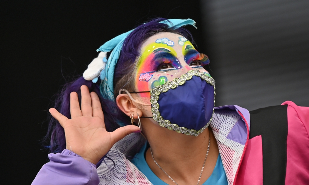 Mujer con maquillaje de payaso