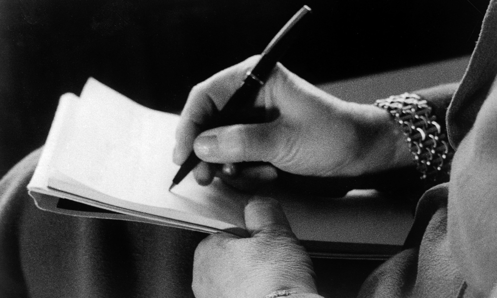 Mano escribiendo - Crédito: Melanie Klein; Hans A. Thorner. Mano escribiendo - Crédito: Melanie Klein; Hans A. Thorner.