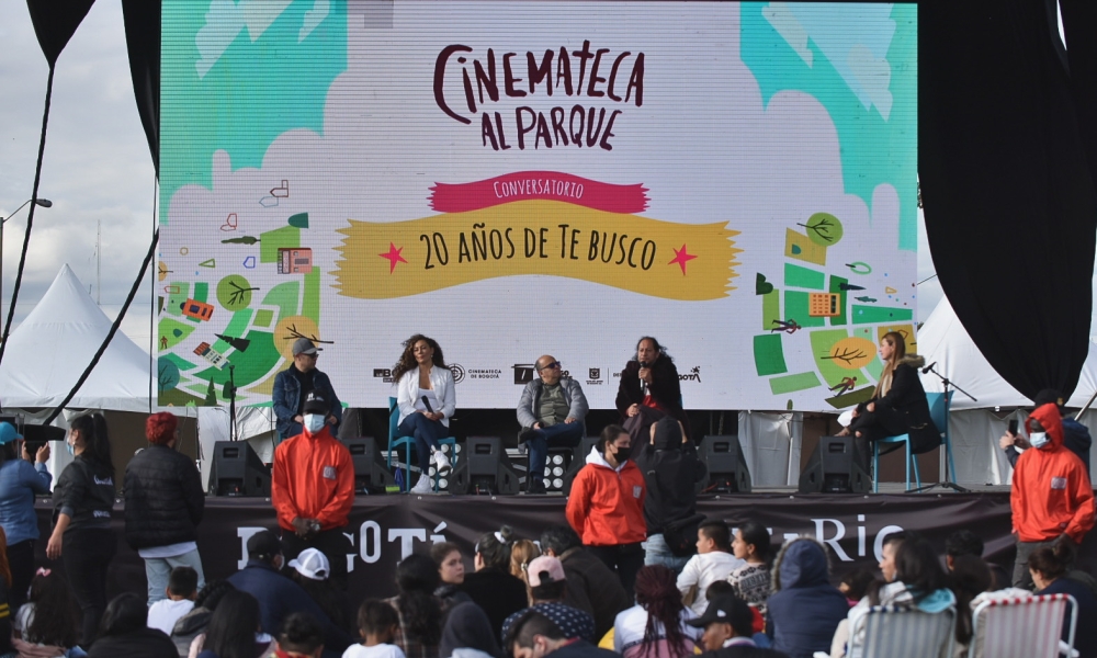 Actores, director y productor Película Te Busco Personas en conversatorio después de ver una película al aire libre