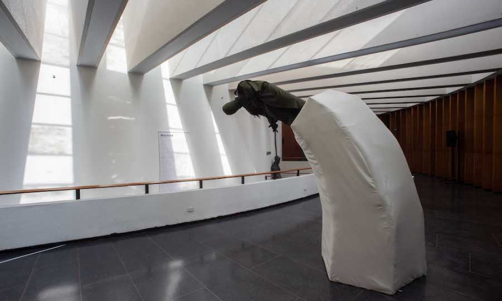 Estatua inclinada hacia un lago en el pasillo del Planetario de Bogotá. Estatua inclinada hacia un lago en el pasillo del Planetario de Bogotá.