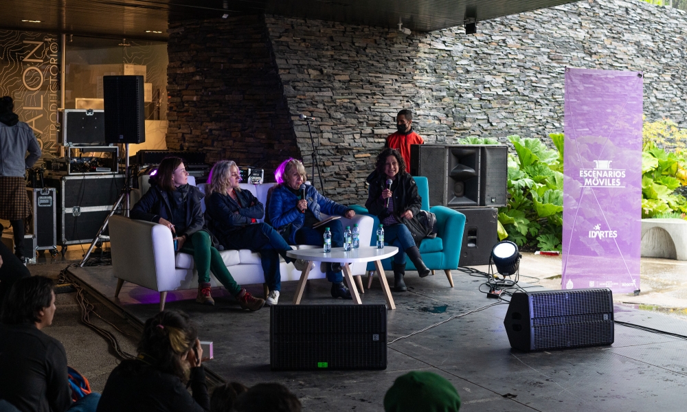Lectores y lecturas: Pilar Quintana en una charla en el Jardín Botánico. Foto: Mathew Valbuena / Idartes. Lectores y lecturas: Pilar Quintana en una charla en el Jardín Botánico. Foto: Mathew Valbuena / Idartes.