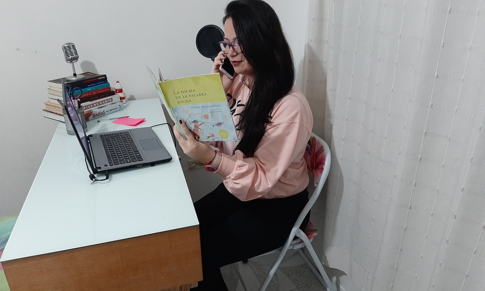 Alexandra Lozada llamando a un usuario de cuéntame al oído Alexandra Lozada llamando a un usuario de cuéntame al oído