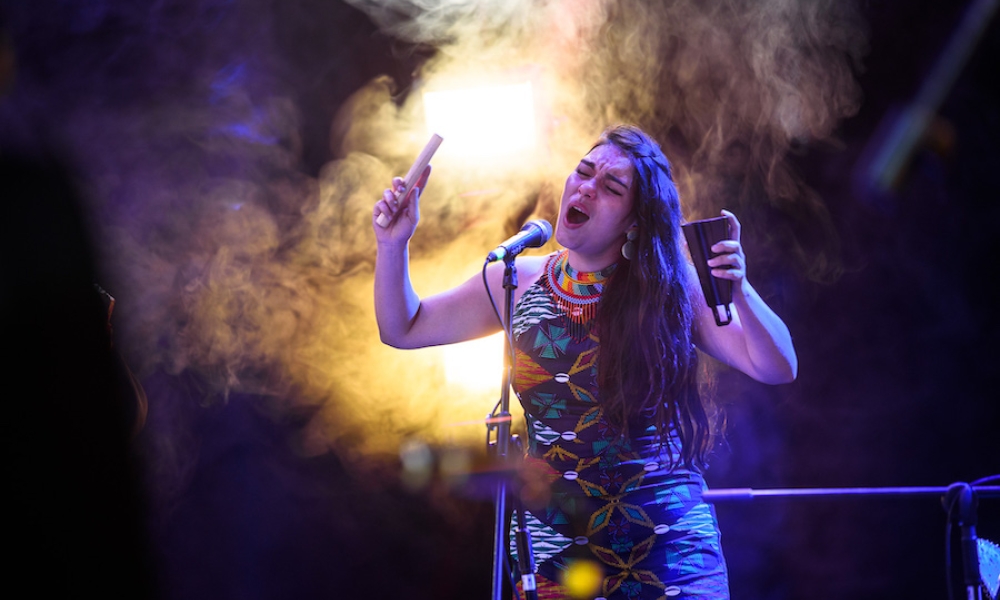 Mujer cantando en un escenario. Mujer cantando en un escenario.
