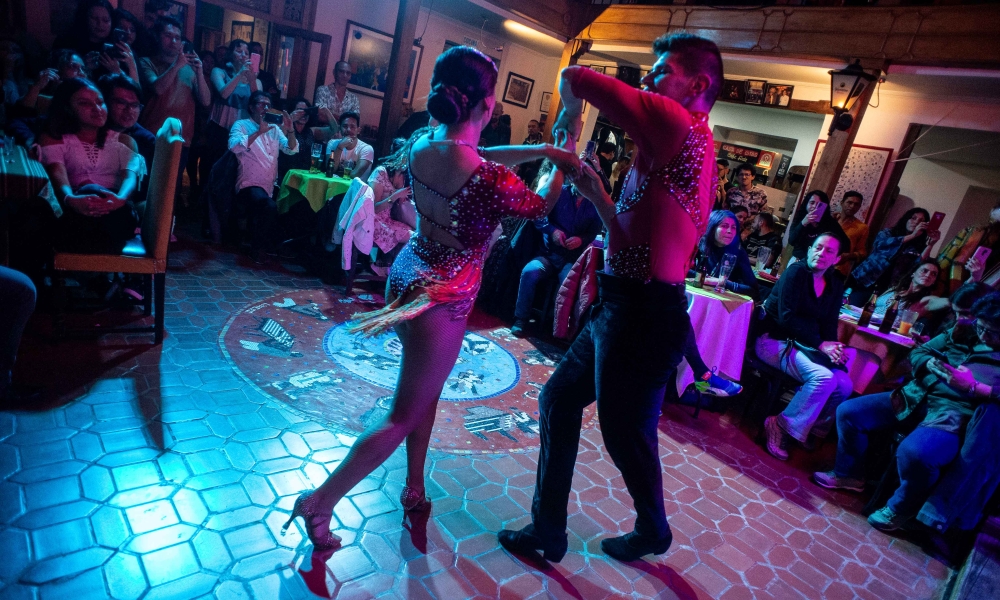 El 3, 4 y 5 de junio se realizará el Festival Salsa al Parque 2022. Bailarines de salsa en Casa de Citas