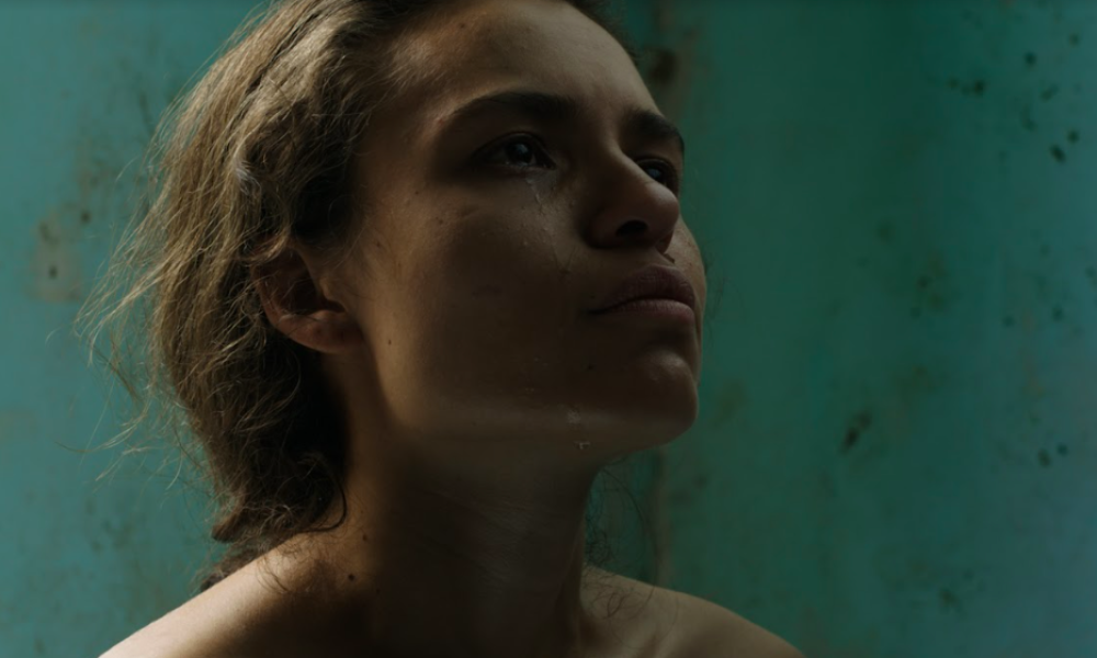 Película Oscuro animal mujer llorando