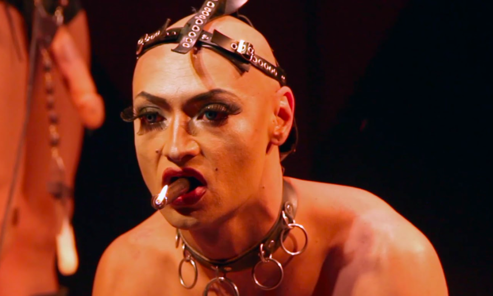 Película Travesía travesti Hombre trans fumando tabaco