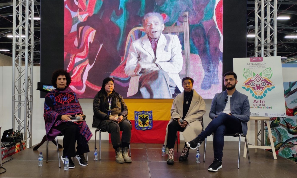 4 personas sentadas en la tarima de la sala Nencatacoa, donde se lanzó la exposición virtual 4 personas sentadas en la tarima de la sala Nencatacoa, donde se lanzó la exposición virtual
