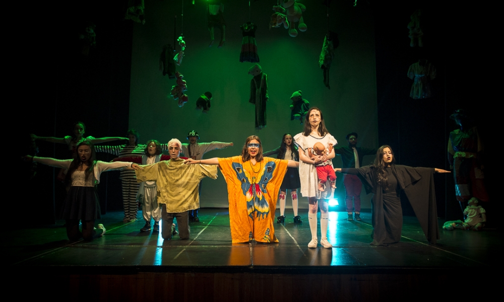 El Programa Crea tendrá una amplia oferta de talleres de creación artística del 13 de junio al 16 de julio. Niños en obra de teatro