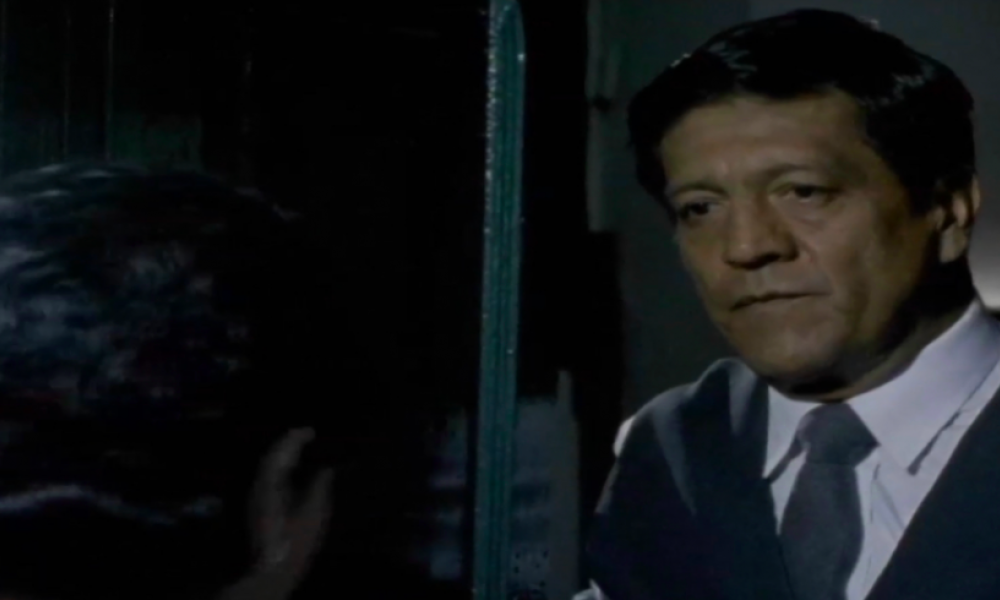 La historia del baúl rosado Hombre abriendo la puerta