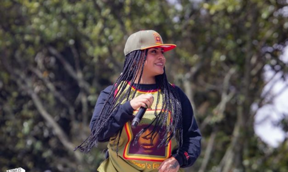 Hip Hop al Parque Mujer con microfóno
