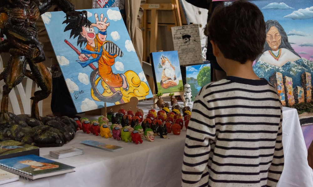 La Candelaria será la tercera parada de la versión del 2022 de las Ferias Locales de Artes. Niño frente a stand