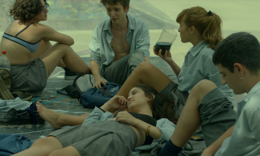 Película Camila saldrá de noche jóvenes acostados hablando
