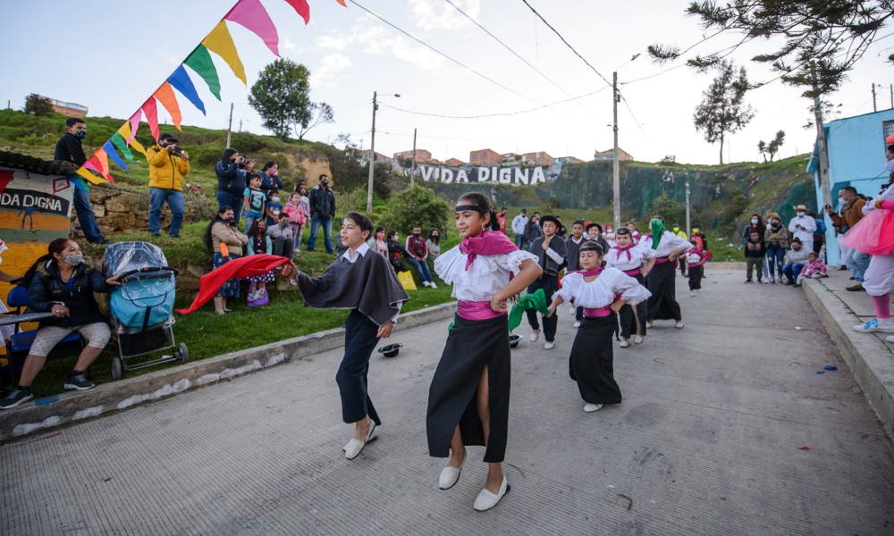 Idartes celebra el cumpleaños 484 de Bogotá. Niños bailando en la calle