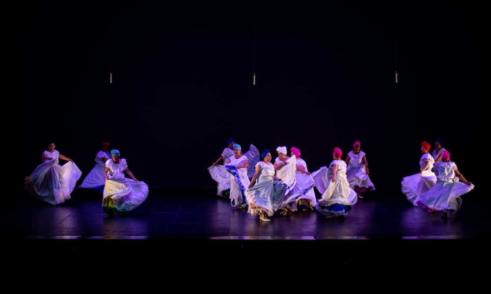 Bailarinas sobre tarima con fondo negro. Bailarinas sobre tarima con fondo negro.