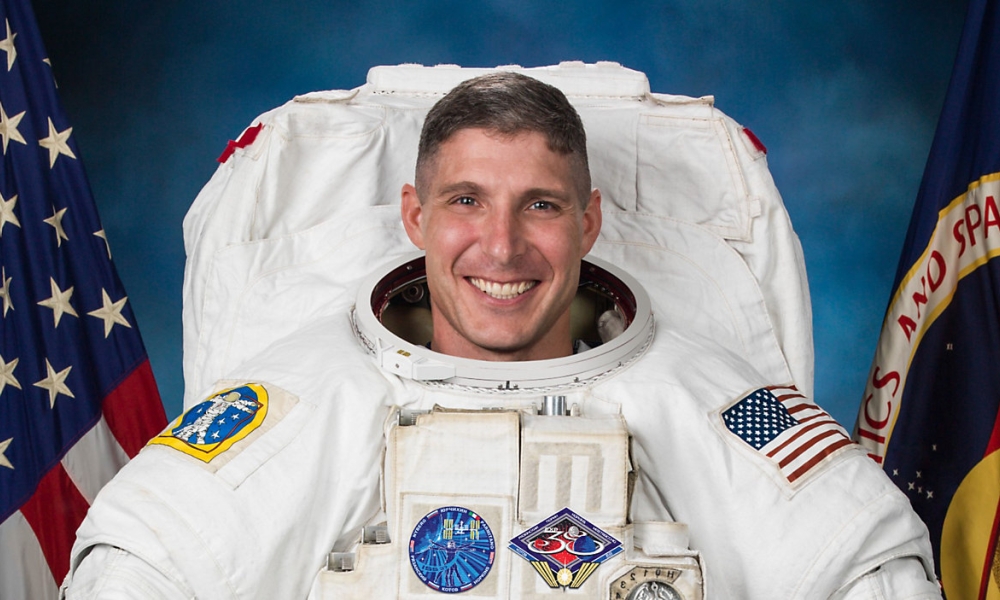 El astronauta Michael Hopkins en traje espacial. El astronauta Michael Hopkins en traje espacial.