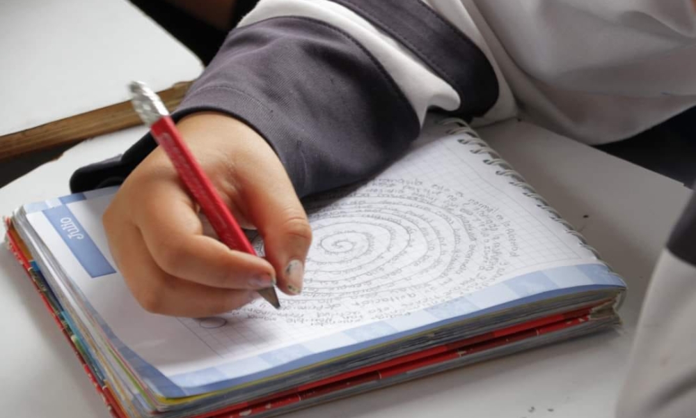 persona dibujando en un cuaderno persona dibujando en un cuaderno