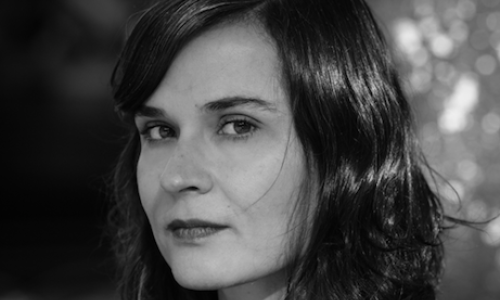 Foto de rostro de mujer en blanco y negro 