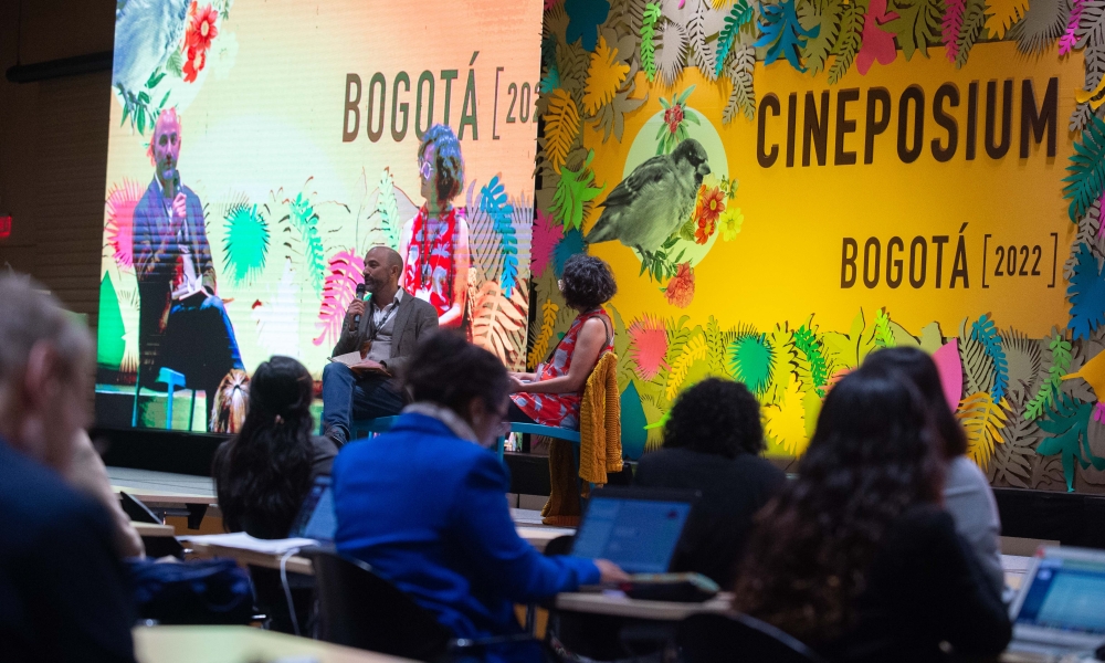 Panel del Cineposium, en el escenario están Tomasso Campione y Alejandra Espinosa Uribe