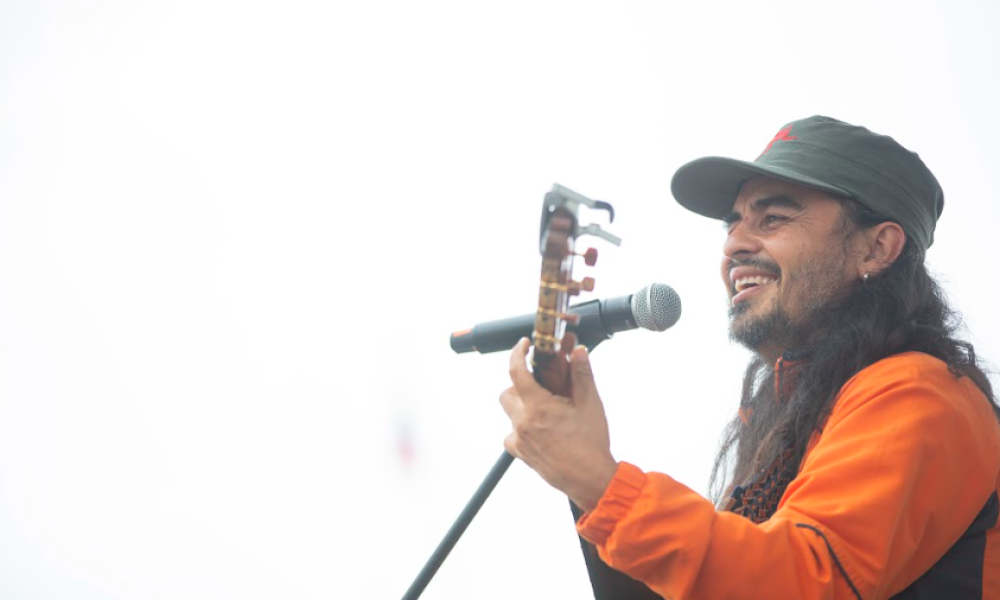 Hombre tocando guitarra Hombre tocando guitarra