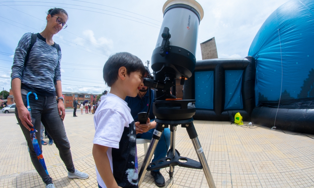Personas observando por telescopio. Personas observando por telescopio.
