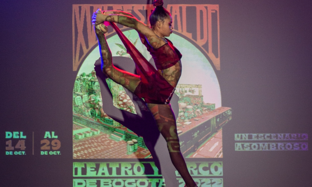 El XVII Festival de Teatro y Circo de Bogotá tendrá 18 funciones durante esta semana de octubre. Bailarina realizando una acrobacia colgada de una cuerda en presentación de noche.