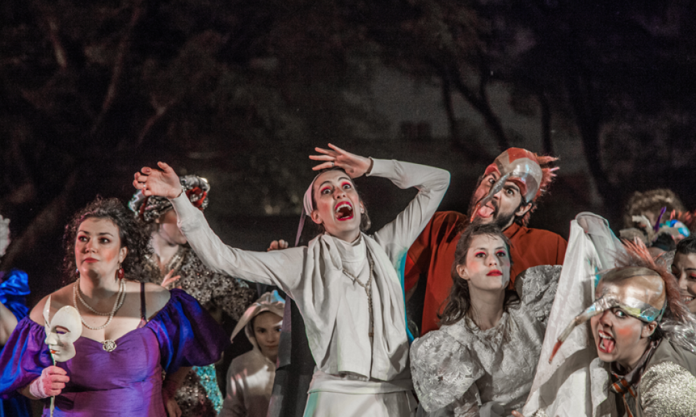 El colectivo Pompapetriyasos, de Argentina, será uno de los invitados a la segunda edición del Festival Ciudad Deseo. Artistas en escena con expresiones exageradas de noche