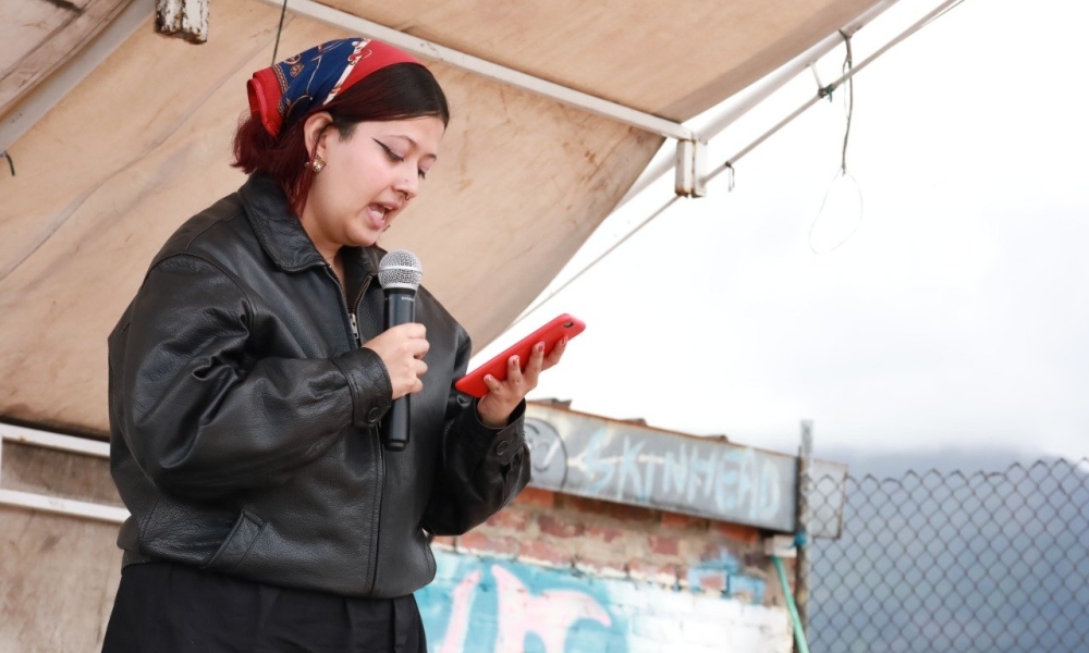 mujer hace lectura en voz alta