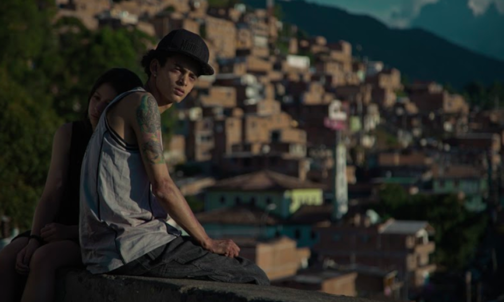 Dos jóvenes en un mirador de una comuna
