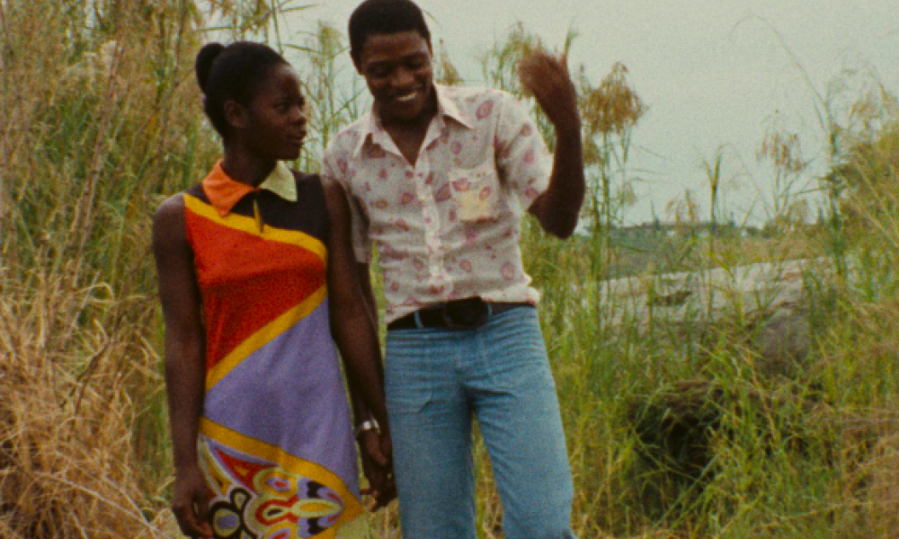 Película Sambizanga de Sarah Maldoror Mujer y hombre en un campo hablando y riendo
