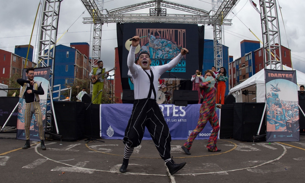 Artistas circenses adelante de un escenario 