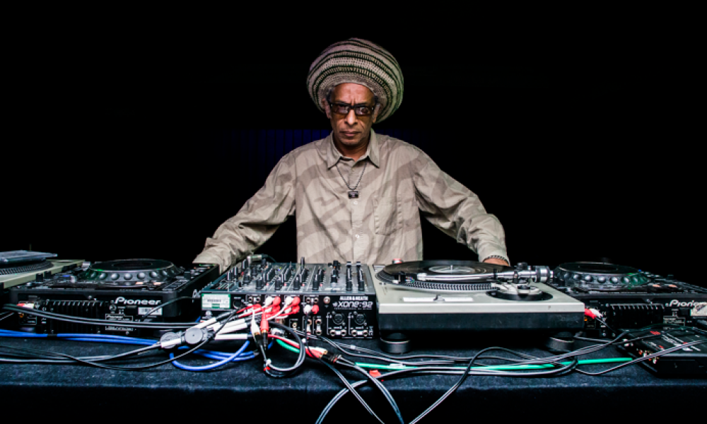 Don Letts (Reino Unido) será uno de los invitados a Rock al Parque. Hombre pinchando consola de música de noche