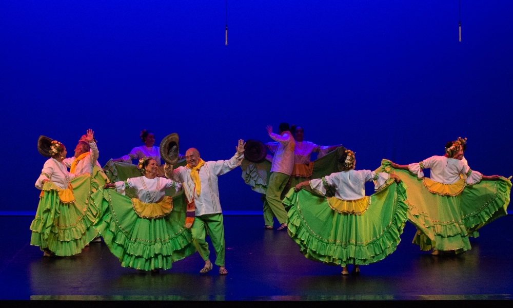 Adultos mayores bailando Adultos mayores bailando