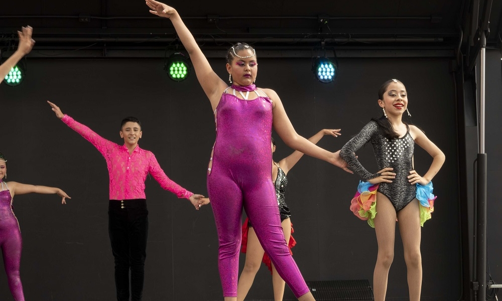 Con más de un centenar de actividades simultáneas, el próximo 26 de noviembre, se llevará a cabo ComunidadES Crea. Niña en traje rosa bailando